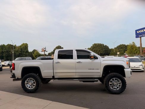 Used 2019 GMC Sierra 2500 Denali w/ Duramax Plus Package AWD/4WD image 16