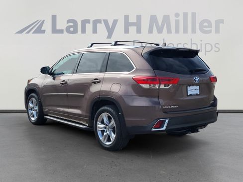 Used 2017 Toyota Highlander Limited image 3