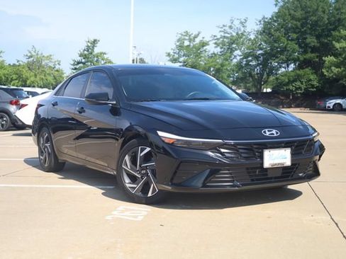 Certified 2025 Hyundai Elantra Limited FWD image 2