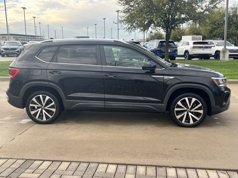 Certified 2023 Volkswagen Taos SE w/ Panoramic Sunroof Package image 11
