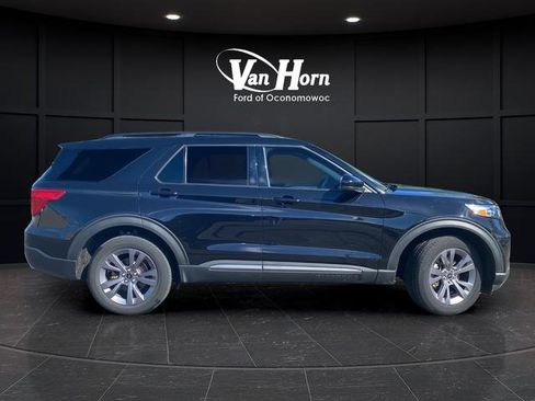 Used 2022 Ford Explorer XLT w/ Equipment Group 202A AWD/4WD image 2
