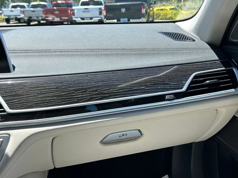 Used 2022 BMW 740i RWD image 34