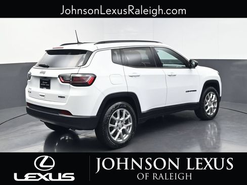 Used 2023 Jeep Compass Latitude w/ Sun and Sound Group AWD/4WD image 9