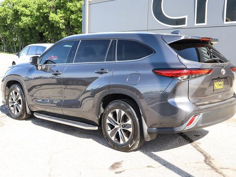 Used 2022 Toyota Highlander XLE image 6