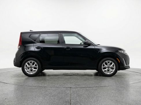 Used 2025 Kia Soul LX w/ LX Technology Package FWD image 11