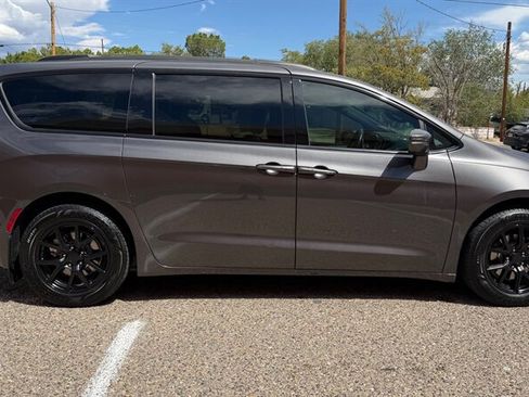 Used 2021 Chrysler Pacifica Limited w/ Uconnect Theater Family Group FWD image 5