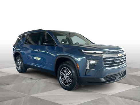 Used 2024 Chevrolet Traverse LT FWD image 2