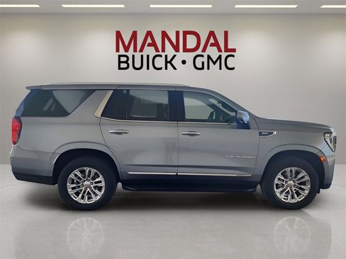 Used 2024 GMC Yukon SLT w/ SLT Luxury Package image 5