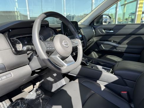 Used 2025 Nissan Pathfinder SL w/ SL Premium Package FWD image 32