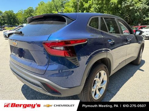 Used 2024 Chevrolet Trax LS w/ LS Convenience Package FWD image 2
