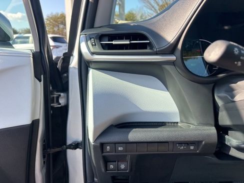 Used 2025 Toyota Sienna LE image 28