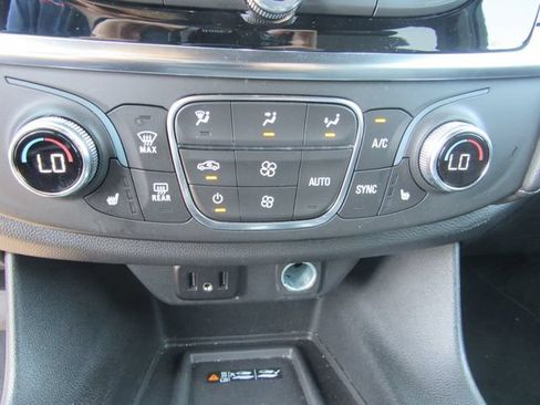 Used 2023 Chevrolet Traverse LT AWD/4WD image 15