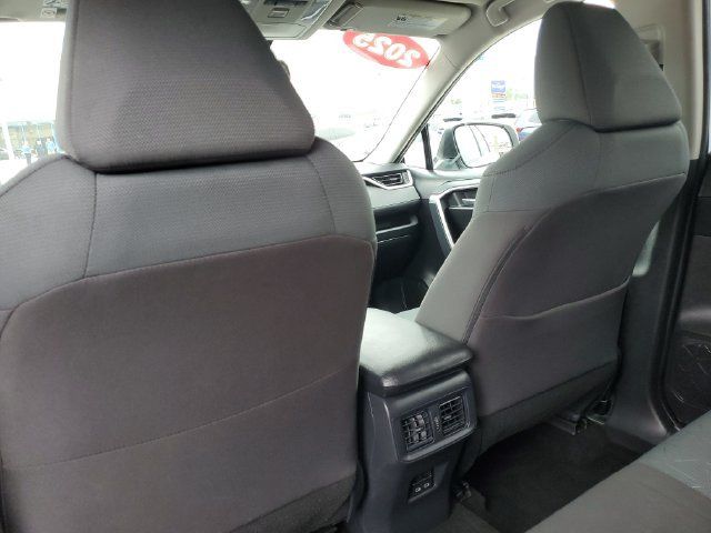 Used 2025 Toyota RAV4 XLE AWD/4WD image 28