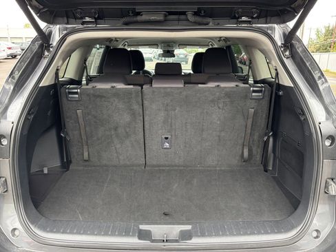 Used 2025 Toyota Highlander LE FWD image 33