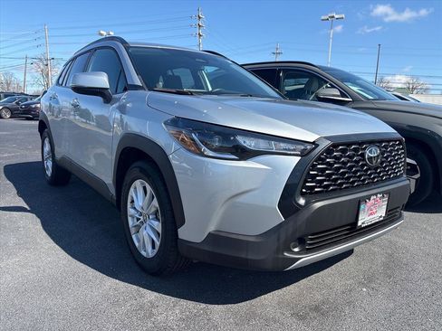 Used 2023 Toyota Corolla Cross LE image 2