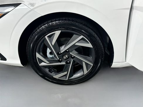 Certified 2025 Hyundai Elantra SEL FWD image 30