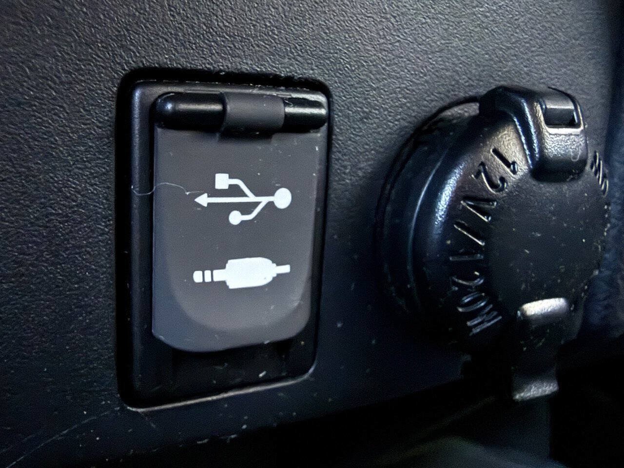 Used 2017 Toyota RAV4 LE w/ Carpet Mat Package AWD/4WD image 27
