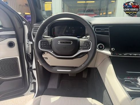 Used 2025 Jeep Wagoneer 4WD image 14