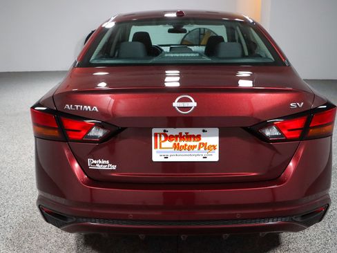 Used 2024 Nissan Altima 2.5 SV FWD image 8