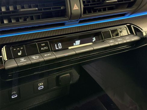 Certified 2025 Toyota Prius XLE FWD image 26