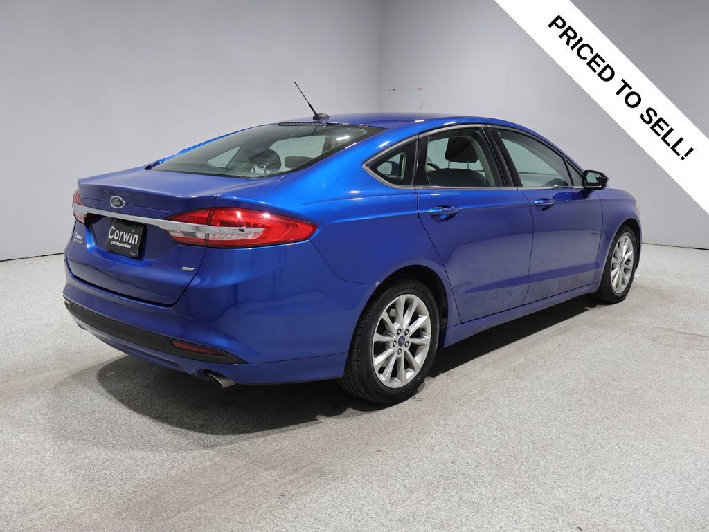Used 2017 Ford Fusion SE FWD image 2