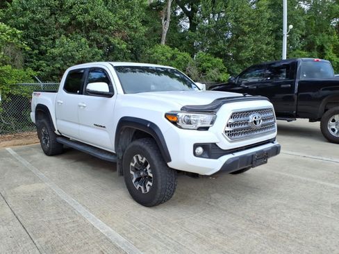 Used 2017 Toyota Tacoma TRD Off-Road w/ Premium & Technology Package image 1