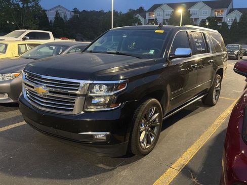 Used 2015 Chevrolet Suburban LTZ RWD image 2