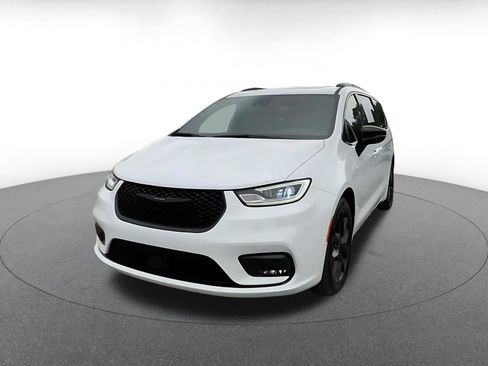 Used 2025 Chrysler Pacifica Limited FWD image 7