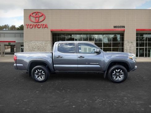 Used 2019 Toyota Tacoma TRD Off-Road w/ Technology Package AWD/4WD image 4