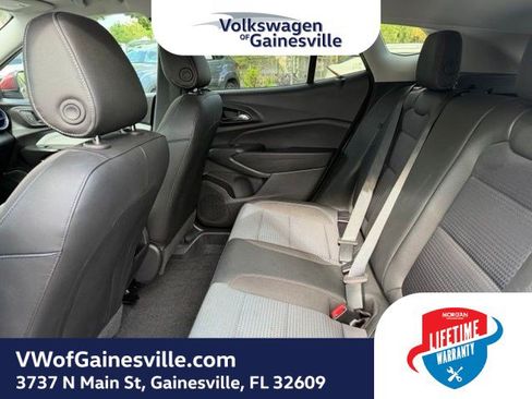 Used 2025 Chevrolet Trax LT w/ LT Convenience Package FWD image 11