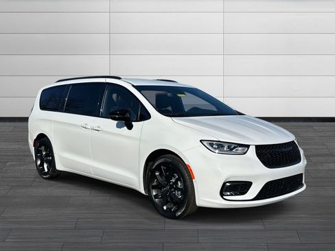 New 2026 Chrysler Pacifica Select w/ S Appearance Package image 3