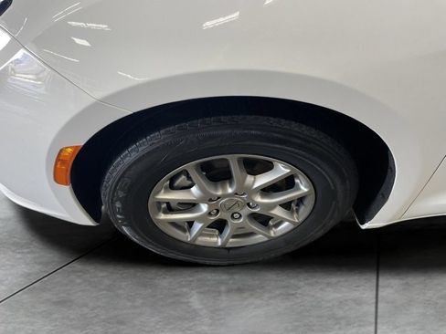Used 2022 Chrysler Pacifica Touring FWD image 9