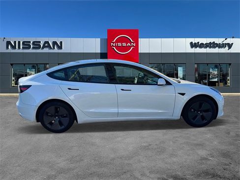Used 2022 Tesla Model 3 Standard Range image 2
