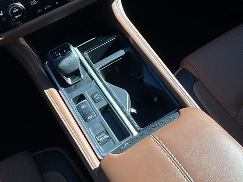 Used 2025 Nissan Pathfinder Platinum FWD image 29