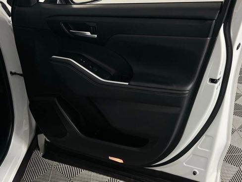 Used 2024 Toyota Highlander XSE image 33