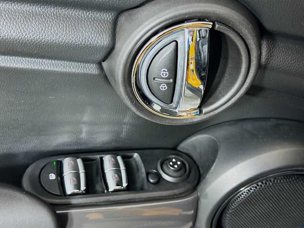 Used 2018 MINI Cooper 4-Door Hardtop FWD image 17