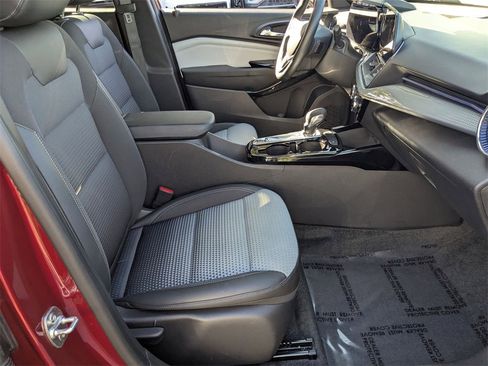 Used 2025 Chevrolet Trax LT w/ LT Convenience Package image 29