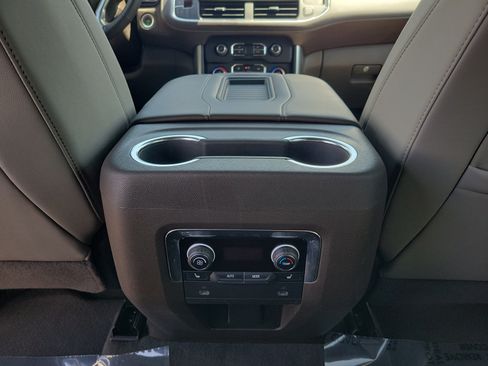 Used 2022 Chevrolet Suburban LT w/ LT Signature Plus Package RWD image 16