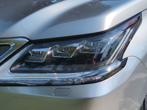 Used 2020 Lexus LX 570 4WD w/ Luxury Package image 6