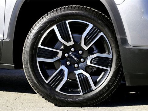 Used 2021 GMC Acadia SLT w/ Elevation Edition image 2