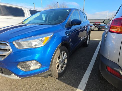 Used 2017 Ford Escape SE image 1