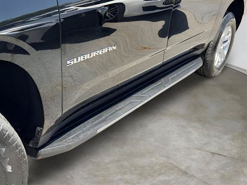 Used 2022 Chevrolet Suburban LT RWD image 8