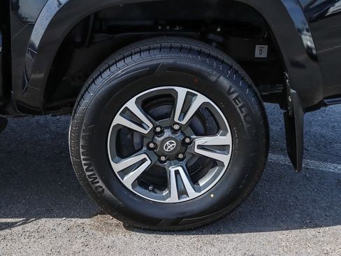 Used 2018 Toyota Tacoma TRD Sport w/ Technology Package image 12