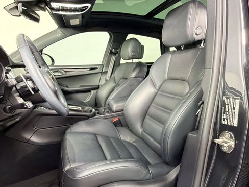 Certified 2023 Porsche Macan image 5