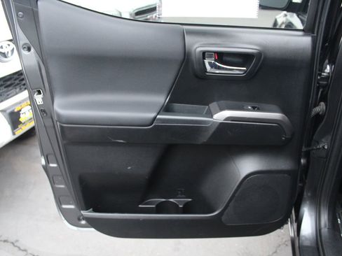 Used 2018 Toyota Tacoma TRD Off-Road image 27