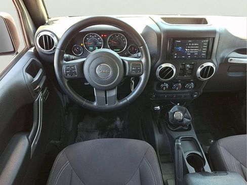 Used 2015 Jeep Wrangler Unlimited Sahara w/ Connectivity Group AWD/4WD image 9