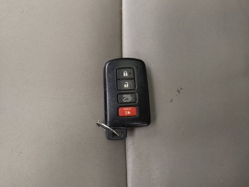 Used 2019 Toyota Highlander XLE FWD image 32