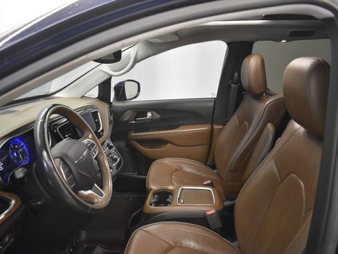 Used 2017 Chrysler Pacifica Limited image 31