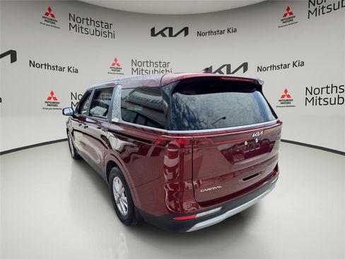 Used 2023 Kia Carnival LX FWD image 3