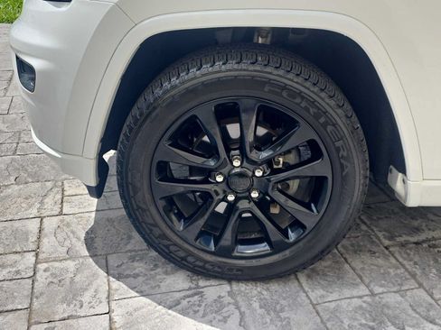 Used 2019 Jeep Grand Cherokee Altitude AWD/4WD image 9